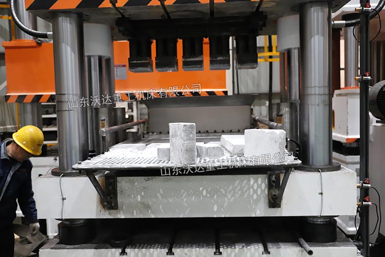 500噸粉末成型液壓機(jī) 500噸粉末成型液壓機(jī)