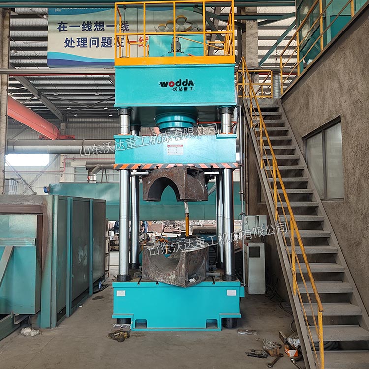 630噸熱壓彎頭成型液壓機(jī)現(xiàn)場.jpg