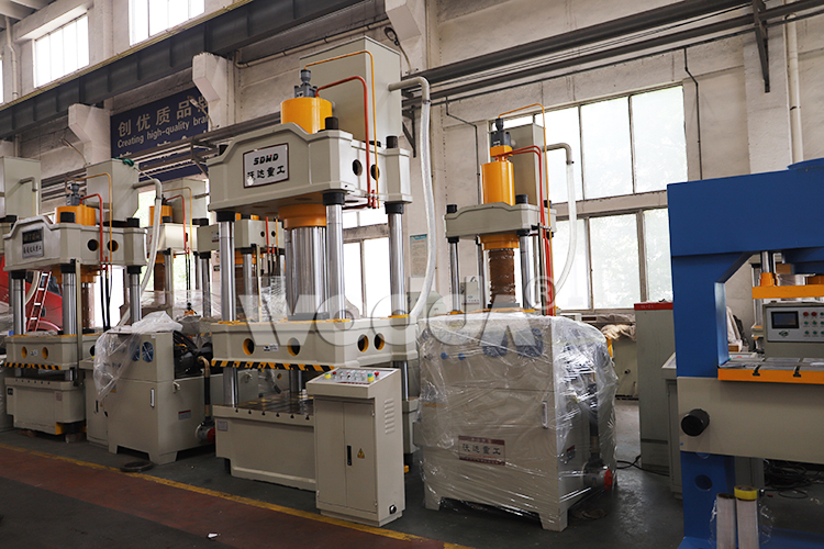 三梁四柱液壓機(jī) 三梁四柱液壓機(jī)