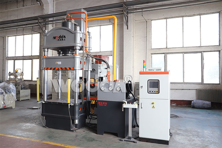 200噸三梁四柱液壓機(jī) 200噸三梁四柱液壓機(jī)