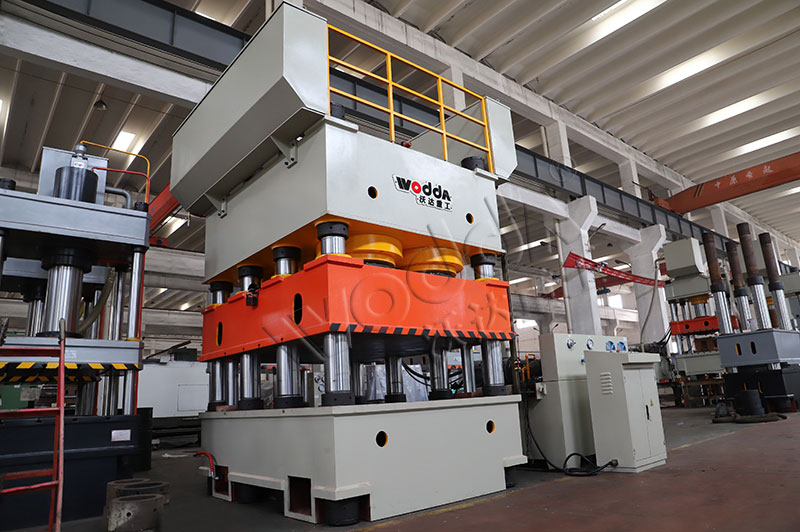 3600噸鋼木門(mén)壓花機(jī)車(chē)間展示 3600噸鋼木門(mén)壓花機(jī)車(chē)間展示