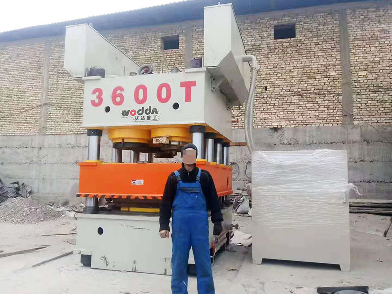 3600噸鋼木門(mén)壓花機(jī)客戶(hù)現(xiàn)場(chǎng) 3600噸鋼木門(mén)壓花機(jī)客戶(hù)現(xiàn)場(chǎng)